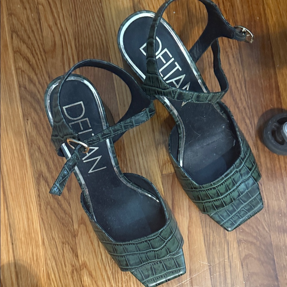 Green croc embossed Deltan sandal heels elevated classic sz 9 M